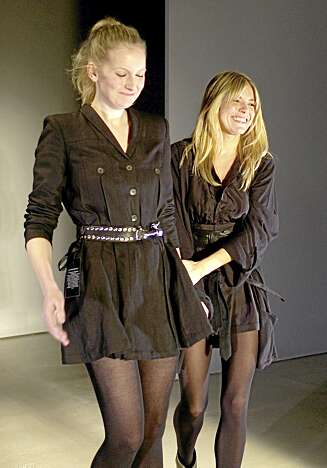 TAKKER OG BUKKER: Savannah Miller and Sienna Miller takker stolt for applausen etter visningen. TAKKER OG BUKKER: Savannah Miller and Sienna Miller takker stolt for applausen etter visningen.
