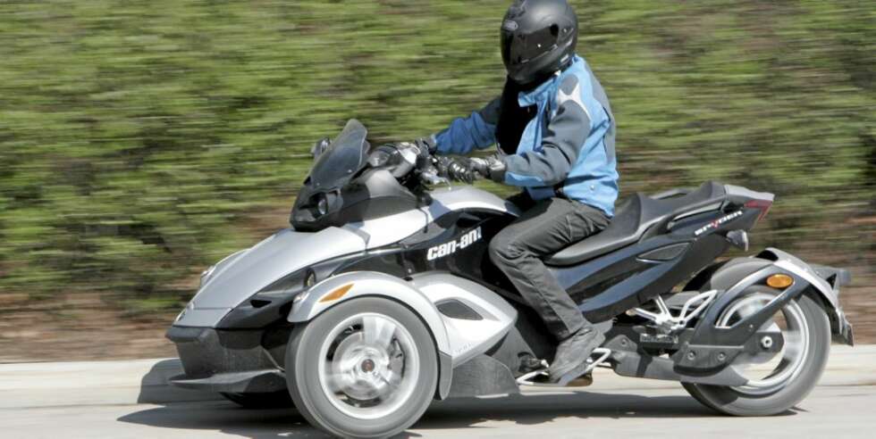 FEELING: Rett fram føles Spyder langt på vei som en motorsykkel. FEELING: Rett fram føles Spyder langt på vei som en motorsykkel.
