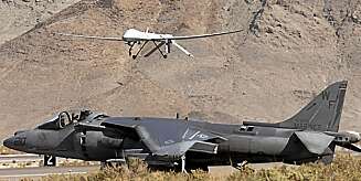 DELER LUFTROMMET: Et Harrier bakkeangrepsfly venter på at en Reaper skal lande under en øvelse på Creech AFB. DELER LUFTROMMET: Et Harrier bakkeangrepsfly venter på at en Reaper skal lande under en øvelse på Creech AFB.