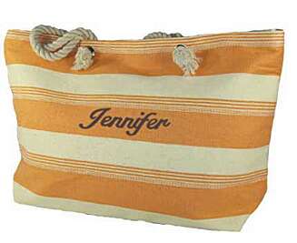 NAVN ELLER MONOGRAM: Flere nettsteder tilbyr å lage monogram eller navn på vesker og bager for deg. Her er strandbagen til Jennifer. NAVN ELLER MONOGRAM: Flere nettsteder tilbyr å lage monogram eller navn på vesker og bager for deg. Her er strandbagen til Jennifer.