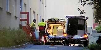 NÆR DREPT: Bildet er fra da ambulansen hentet John etter hevnoppgjøret. NÆR DREPT: Bildet er fra da ambulansen hentet John etter hevnoppgjøret.