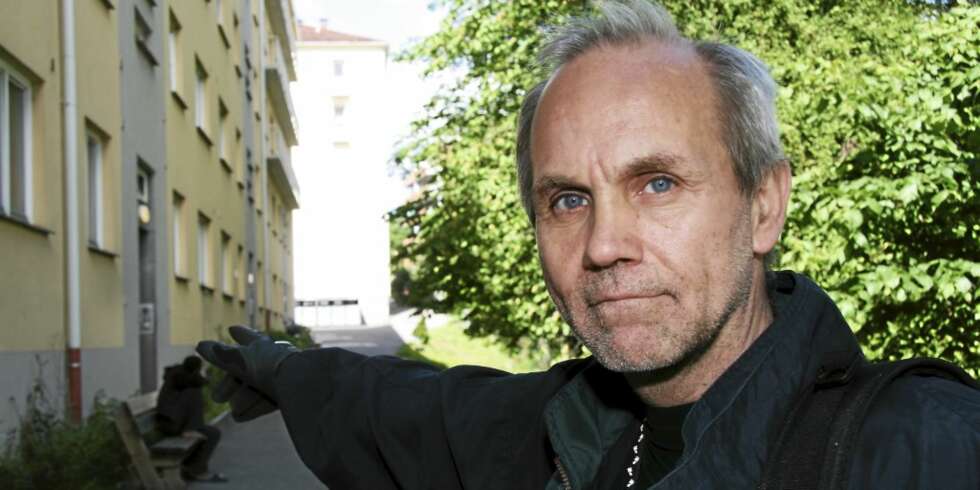 HER DØDE JEG NESTEN: Det er lneg siden John har orket å gå i nærheten av blokka der han ble fraktet ut og hastekjørt til operasjonsbordet. HER DØDE JEG NESTEN: Det er lneg siden John har orket å gå i nærheten av blokka der han ble fraktet ut og hastekjørt til operasjonsbordet.