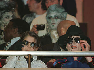 PÅ TUR: Omer Bhatti sammen med Michael Jackson i Tokyo i 1996. Her er de på kino i forbindelse med et spesielt Ghost-arrangement. PÅ TUR: Omer Bhatti sammen med Michael Jackson i Tokyo i 1996. Her er de på kino i forbindelse med et spesielt Ghost-arrangement.