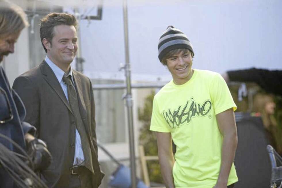TIDSREISE: Matthew Perry fra "Venner for Livet" blir i filmen «17 igjen» transportert tilbake i tid, til den gangen han var ung student. 17-åringen blir spilt av Zac Efron. TIDSREISE: Matthew Perry fra "Venner for Livet" blir i filmen «17 igjen» transportert tilbake i tid, til den gangen han var ung student. 17-åringen blir spilt av Zac Efron.