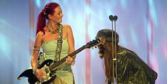 Unni Wilhelmsen og Ronni Le Tekrø opptrer med hver sin gitar under Spellemann-showet.
FOTO: Morten Holm/Scanpix Unni Wilhelmsen og Ronni Le Tekrø opptrer med hver sin gitar under Spellemann-showet.
FOTO: Morten Holm/Scanpix