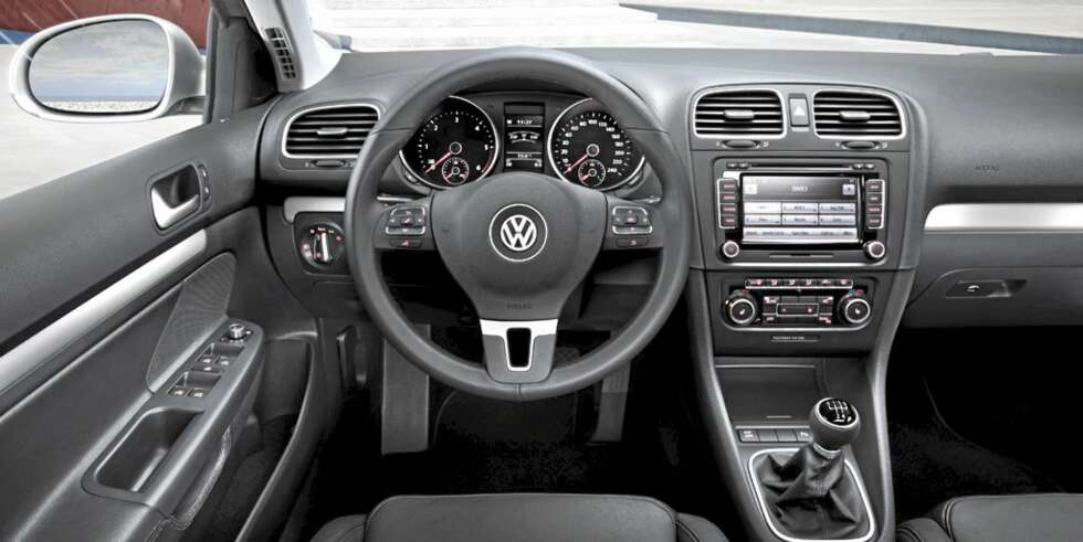 MODERNE INTERIØR: Helt nyutviklet i følge VW. Men siden dette er Volkswagen, betyr det at det forsatt er trygt og konservativt MODERNE INTERIØR: Helt nyutviklet i følge VW. Men siden dette er Volkswagen, betyr det at det forsatt er trygt og konservativt