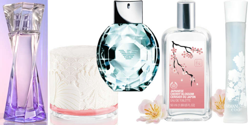 FRA VENSTRE: Lancôme Hypnôse Sheer (kr 625/50 ml), Cacharel Scarlett (kr 495/50 ml), Emporio Armani Diamonds (kr 520/50 ml), The Body Shop Japanese Cherry Blossom (kr 239/50 ml), Giorgio Armani Code Summer (kr 640/50 ml). FRA VENSTRE: Lancôme Hypnôse Sheer (kr 625/50 ml), Cacharel Scarlett (kr 495/50 ml), Emporio Armani Diamonds (kr 520/50 ml), The Body Shop Japanese Cherry Blossom (kr 239/50 ml), Giorgio Armani Code Summer (kr 640/50 ml).