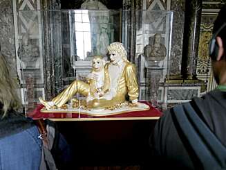 FOREVIGET: Kunstneren Jeff Koons udødeliggjorde paret i skulpturen "Michael Jackson and Bubbles". En av originalene kan faktisk ses på Astrup Fearnley-museet i Oslo. FOREVIGET: Kunstneren Jeff Koons udødeliggjorde paret i skulpturen "Michael Jackson and Bubbles". En av originalene kan faktisk ses på Astrup Fearnley-museet i Oslo.