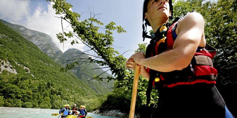 Med instruktør Jan Klavora i front føler vi oss trygge på Soca river - selv i de bratteste strykene. Med instruktør Jan Klavora i front føler vi oss trygge på Soca river - selv i de bratteste strykene.