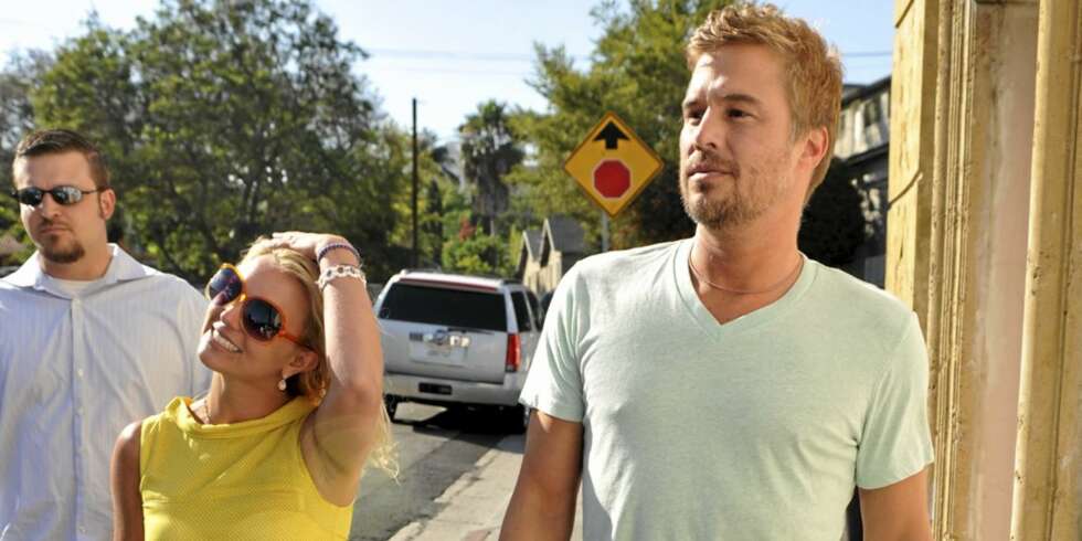 VED HØYLYS DAG: Britney Spears og hennes agent Jason Trawick skal ha forsøkt å holde forholdet hemmelig på grunn av yrkesetikken. For en ukes tid siden var de ute og spaserte sammen i LA. VED HØYLYS DAG: Britney Spears og hennes agent Jason Trawick skal ha forsøkt å holde forholdet hemmelig på grunn av yrkesetikken. For en ukes tid siden var de ute og spaserte sammen i LA.