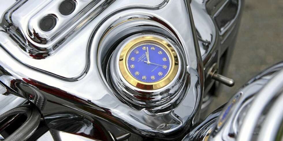 ROLEX: Eieren har prydet styrekrona med en ekte Rolex. Den slags ekstrautstyr inngår ikke i Harleys tilbehørsprogram... ROLEX: Eieren har prydet styrekrona med en ekte Rolex. Den slags ekstrautstyr inngår ikke i Harleys tilbehørsprogram...