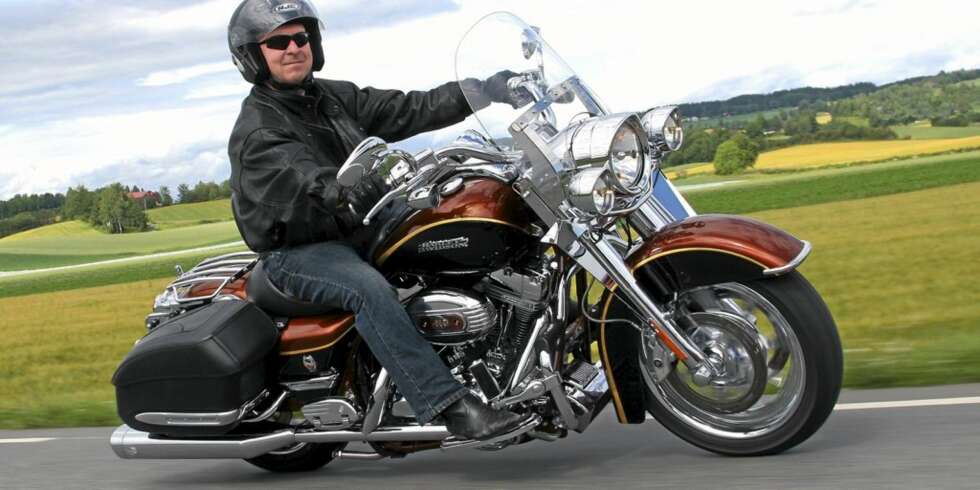 FIN TILVÆRELSE: Med ørene fulle av kubikk og vissheten om at man ikke møter tilsvarende sykler rundt neste sving, har man det veldig fint på en CVO-Harley. FIN TILVÆRELSE: Med ørene fulle av kubikk og vissheten om at man ikke møter tilsvarende sykler rundt neste sving, har man det veldig fint på en CVO-Harley.