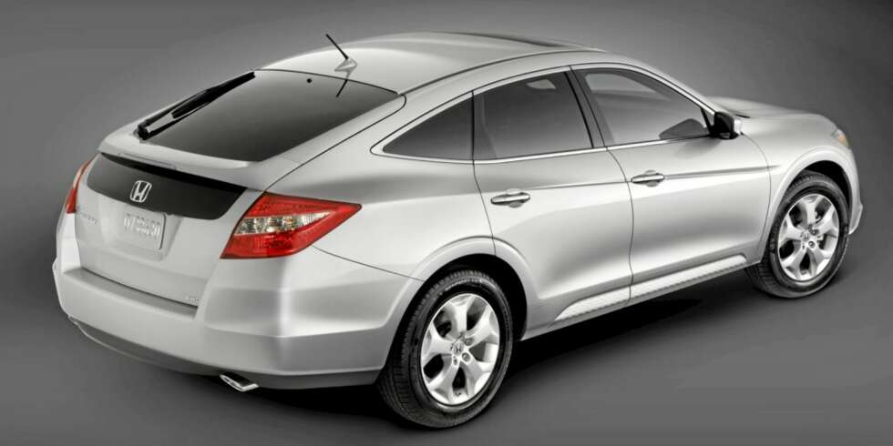 LITT AV ALT: Honda Accord Crosstour blander sammen litt stasjonsvogn, litt MPV og litt SUV med litt kombicoupé. LITT AV ALT: Honda Accord Crosstour blander sammen litt stasjonsvogn, litt MPV og litt SUV med litt kombicoupé.