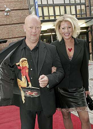 Geir Schau er blant annet kjent som "gubben" til Anne-Kat. Geir Schau er blant annet kjent som "gubben" til Anne-Kat.