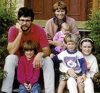 FRA TO TIL SEKS: Hele familien fotografert i 1991. Barna er fra venstre: Solveig 5 år, Else 3 måneder, Henriette 3 år og Liv Heidi 9 år. FRA TO TIL SEKS: Hele familien fotografert i 1991. Barna er fra venstre: Solveig 5 år, Else 3 måneder, Henriette 3 år og Liv Heidi 9 år.