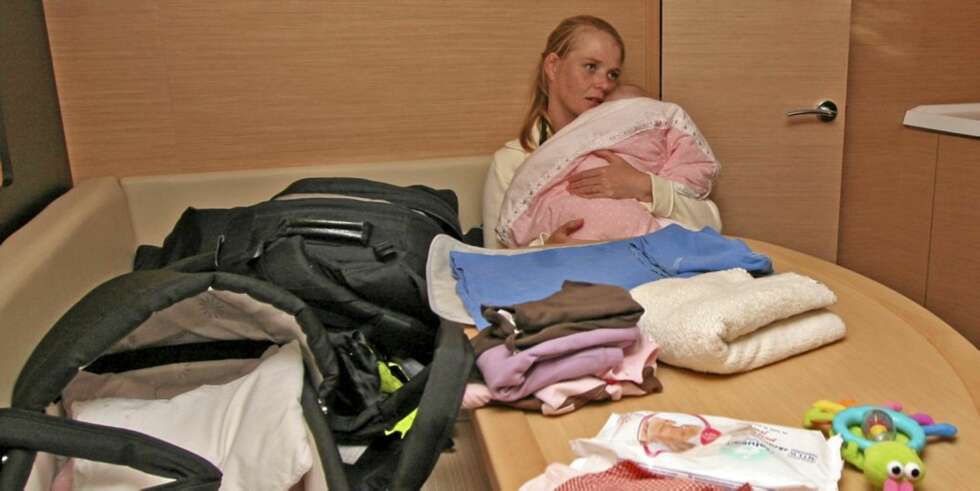 MANGEL PÅ SØVN: Babyer sover ikke mer i båt enn de gjør hjemme. I så måte er dette ingen avslappende ferieform. MANGEL PÅ SØVN: Babyer sover ikke mer i båt enn de gjør hjemme. I så måte er dette ingen avslappende ferieform.