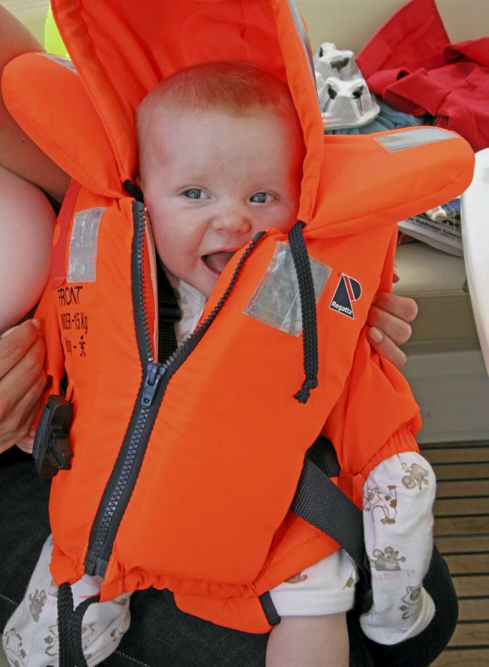 TRYGG MED VEST: Hanna tester ut babyflytevesten fra Regatta. TRYGG MED VEST: Hanna tester ut babyflytevesten fra Regatta.