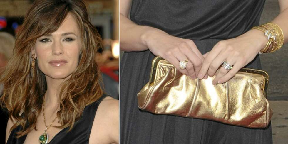 GULL OG GLITTER: Jennifer Garner livner opp den svarte kjolen med tilbehøret. Veska, kjedet og armbåndene tiltrekker seg ekstra oppmerksomhet. GULL OG GLITTER: Jennifer Garner livner opp den svarte kjolen med tilbehøret. Veska, kjedet og armbåndene tiltrekker seg ekstra oppmerksomhet.