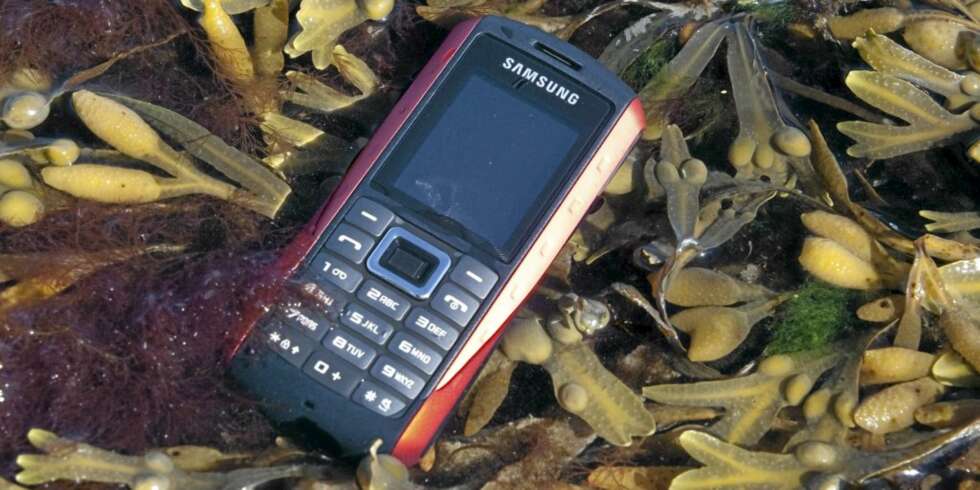 TÅLER DET MESTE: Samsung B2100 er laget slik at den tåler en tur i sjøen. TÅLER DET MESTE: Samsung B2100 er laget slik at den tåler en tur i sjøen.