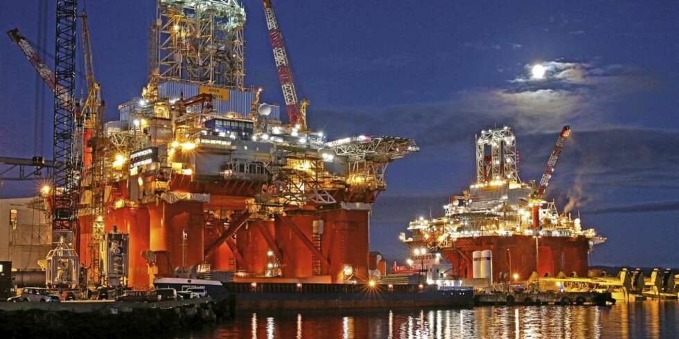 SJØFARTSHISTORIE: Aker Solutions har konstruert tvillingoljeriggene Aker Spitsbergen og Aker Barents, verdens to største mobile oljerigger. SJØFARTSHISTORIE: Aker Solutions har konstruert tvillingoljeriggene Aker Spitsbergen og Aker Barents, verdens to største mobile oljerigger.