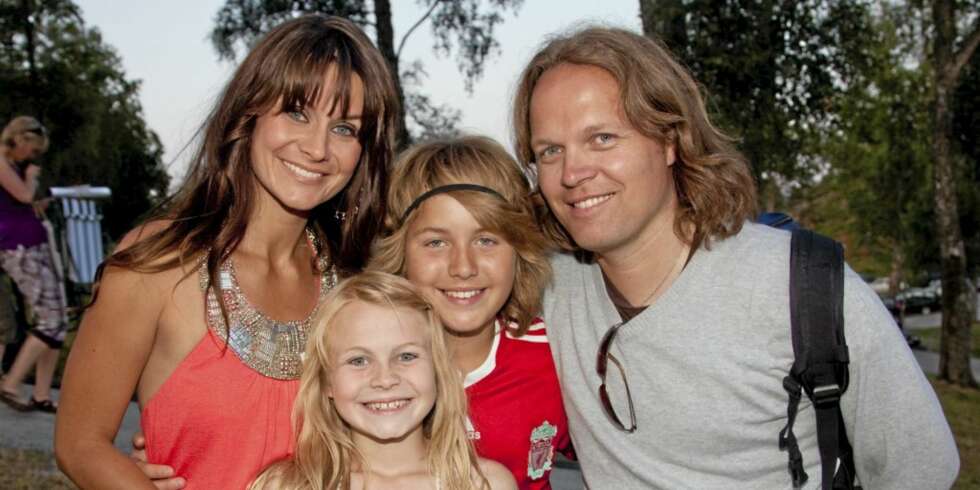 KJERNEFAMILIEN: Katrine Moholt får ha hele familien med seg når hun leder «Allsang på grensen». Her med ektemann Snorre og barna Evelina og Markus. KJERNEFAMILIEN: Katrine Moholt får ha hele familien med seg når hun leder «Allsang på grensen». Her med ektemann Snorre og barna Evelina og Markus.