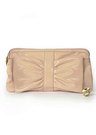 CLUTCH: Du kan få clutcher til titusenkronersklassen på designerbutikkene, eller denne fra Mango til 149 kr på salg. CLUTCH: Du kan få clutcher til titusenkronersklassen på designerbutikkene, eller denne fra Mango til 149 kr på salg.
