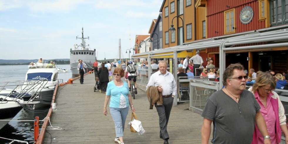 DYRT PÅ BRYGGA: Ølprisene på Tønsbergs populære brygge er høye; 86 kroner, som det forlanges på Quality Hotell, er dyrest i Norge. Snittpriser over 70 kroner for skummenede drikke er høyt. DYRT PÅ BRYGGA: Ølprisene på Tønsbergs populære brygge er høye; 86 kroner, som det forlanges på Quality Hotell, er dyrest i Norge. Snittpriser over 70 kroner for skummenede drikke er høyt.