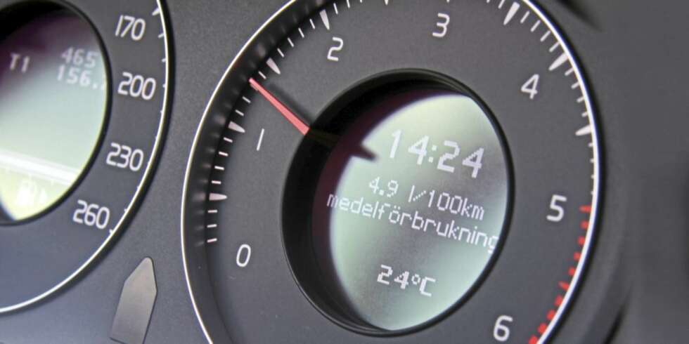 0,49 L/MIL: Ved blandet kjøring er Volvo V70 DRIVé oppgitt til et forbruk på 0,49 liter per mil. På landeveien synker vi enda lavere. 0,49 L/MIL: Ved blandet kjøring er Volvo V70 DRIVé oppgitt til et forbruk på 0,49 liter per mil. På landeveien synker vi enda lavere.