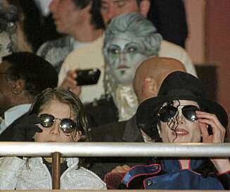 Omer og Michael sammen i Japan i 1997 - året familien Bhatti flyttet til Neverland. Omer og Michael sammen i Japan i 1997 - året familien Bhatti flyttet til Neverland.