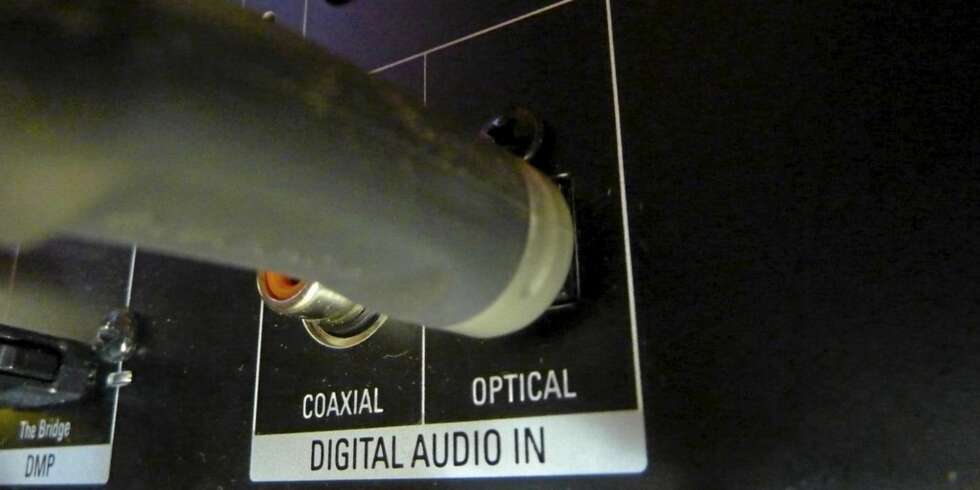 Digital kabel rett inn i forsterkerens optiske inngang. Digital kabel rett inn i forsterkerens optiske inngang.