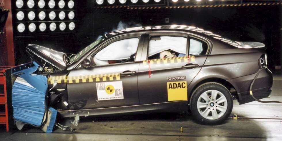 TESTER SIKKERHETEN: Euro NCAP krasjtester de fleste biler som er relevante for det europeiske markedet. Her er det en BMW 3-serie som får smake på barrikaden. TESTER SIKKERHETEN: Euro NCAP krasjtester de fleste biler som er relevante for det europeiske markedet. Her er det en BMW 3-serie som får smake på barrikaden.