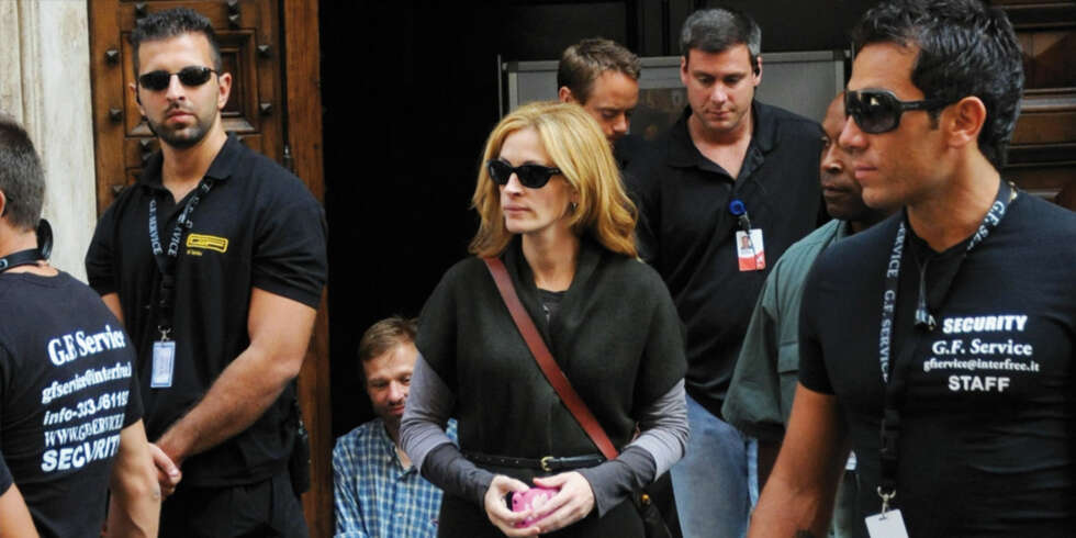 PASSER PÅ: Sikkerhetsoppbudet rundt innspillingen av "Eat, Pray, Love" er formidabelt. 350 mennesker passer på at intet ondt skal skje Julia Roberts. PASSER PÅ: Sikkerhetsoppbudet rundt innspillingen av "Eat, Pray, Love" er formidabelt. 350 mennesker passer på at intet ondt skal skje Julia Roberts.