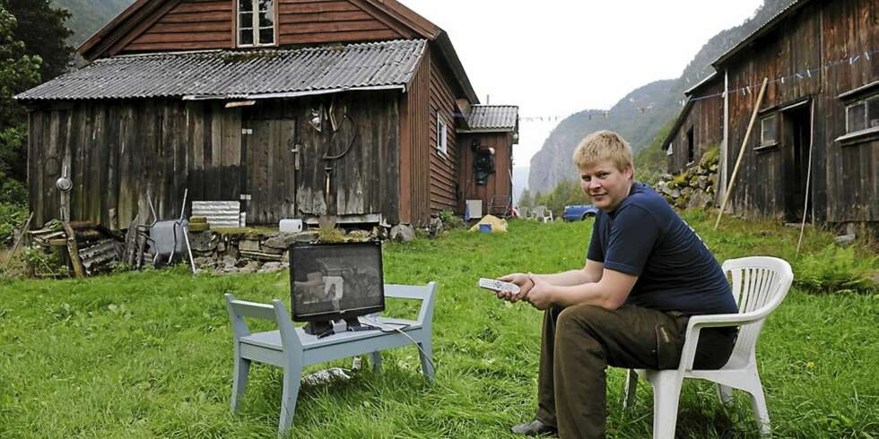 PÅ NETT: Torjus har båret ut TV-en for anledningen. selve parabolen sgtår oppe i fjellsiden i bakgrunnen. PÅ NETT: Torjus har båret ut TV-en for anledningen. selve parabolen sgtår oppe i fjellsiden i bakgrunnen.