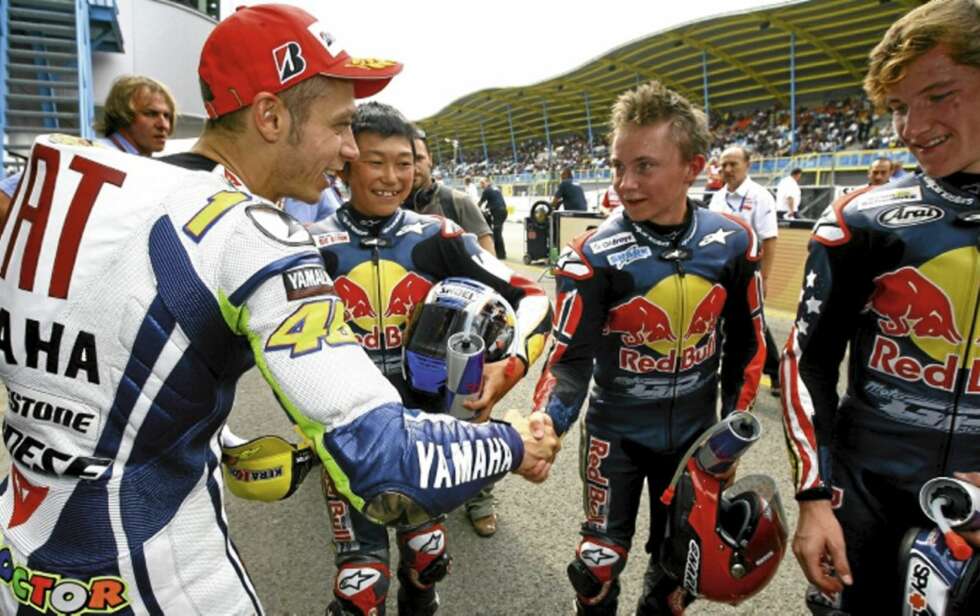 HELTEN: Sturla Borch Fagerhaug blir gratulert av sin store helt, Valentino Rossi, etter seieren på nederlandske Assen. HELTEN: Sturla Borch Fagerhaug blir gratulert av sin store helt, Valentino Rossi, etter seieren på nederlandske Assen.