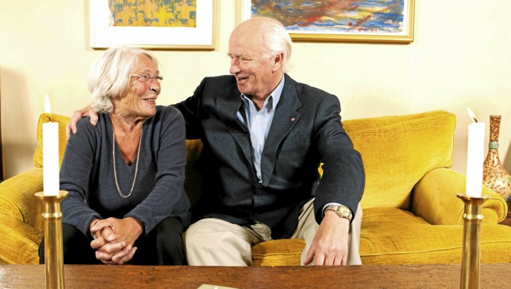 RUSTER IKKE: Thorvald Stoltenberg er egentlig ikke mannen til å dresse seg opp i jakke og slips på hverdagene hjemme, men for Hjemmet hentet han frem det samme slipset han brukte da Aftenposten fotograferte ham og Karin i 1959. Kjærligheten deres har også vist seg å være slitesterk. RUSTER IKKE: Thorvald Stoltenberg er egentlig ikke mannen til å dresse seg opp i jakke og slips på hverdagene hjemme, men for Hjemmet hentet han frem det samme slipset han brukte da Aftenposten fotograferte ham og Karin i 1959. Kjærligheten deres har også vist seg å være slitesterk.
