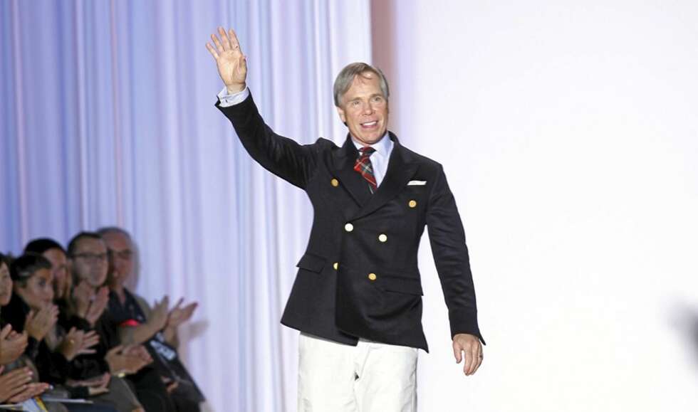 PÅ CATWALKEN: Tommy Hilfiger tar imot applausen etter visningen av vår- og sommerkolleksjonen under NY Fashion Week. PÅ CATWALKEN: Tommy Hilfiger tar imot applausen etter visningen av vår- og sommerkolleksjonen under NY Fashion Week.