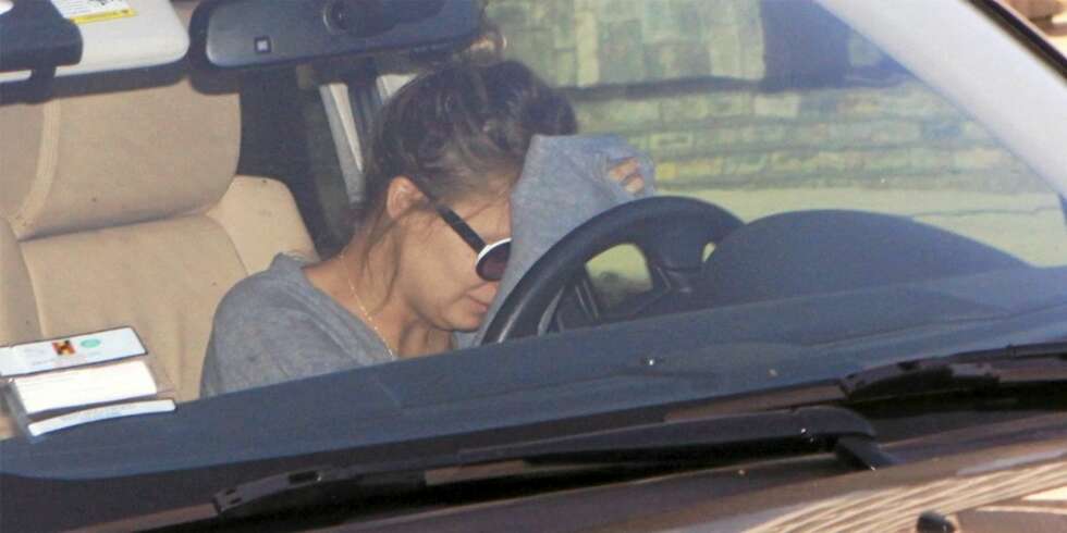 BRAST I GRÅT: En åpenbart rystet Nicole Richie ble sittende lenge i bilen etter kollisjonen. BRAST I GRÅT: En åpenbart rystet Nicole Richie ble sittende lenge i bilen etter kollisjonen.
