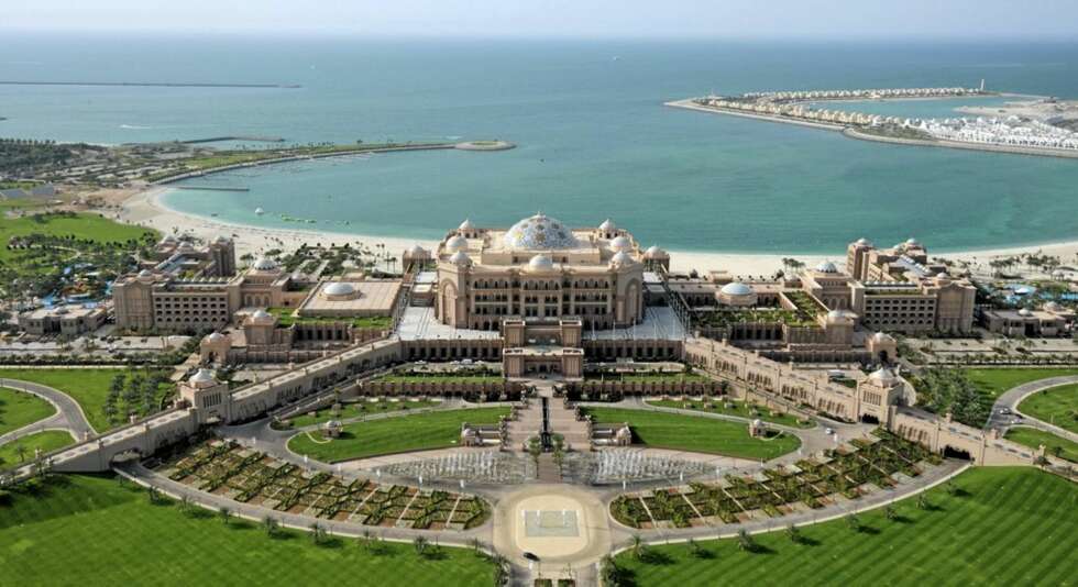 Emirates Palace er en million kvadratmeter ren luksus. Emirates Palace er en million kvadratmeter ren luksus.