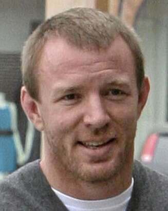 Guy Ritchie innrømmer at han fortsatt elsker Madonna .. på en måte. Guy Ritchie innrømmer at han fortsatt elsker Madonna .. på en måte.