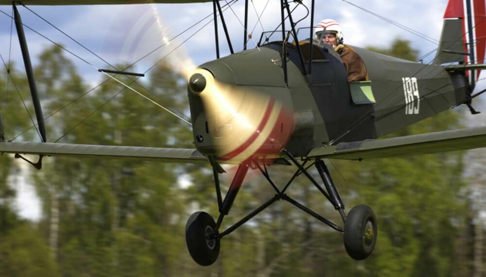 Nils Kjus demonstrerer Norges eldste flygende fly. Foto: Håkon Bonafede Nils Kjus demonstrerer Norges eldste flygende fly. Foto: Håkon Bonafede