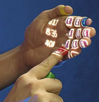 FINGERNEM: Telefontastaturet henter du opp i håndflaten når du trenger det. FINGERNEM: Telefontastaturet henter du opp i håndflaten når du trenger det.