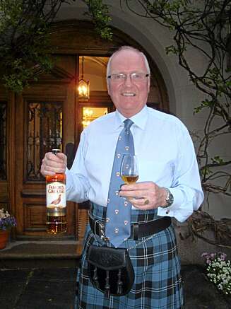 MASTER BLENDER: John Ramsay er Master Blender for The Famous Grouse, The Macallan og Highland Park. Han gjester Norge og poserer her foran den britiske ambassadørens residens i Oslo. MASTER BLENDER: John Ramsay er Master Blender for The Famous Grouse, The Macallan og Highland Park. Han gjester Norge og poserer her foran den britiske ambassadørens residens i Oslo.