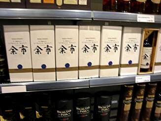 JAPANSK WHISKY: I fjor slo en japansk maltwhisky skotske Highland park i en konkurranse - det vakte oppsikt. I denne taxfree hylla er japaneren plassert på hylla over nettopp detroniserte Highland Park JAPANSK WHISKY: I fjor slo en japansk maltwhisky skotske Highland park i en konkurranse - det vakte oppsikt. I denne taxfree hylla er japaneren plassert på hylla over nettopp detroniserte Highland Park