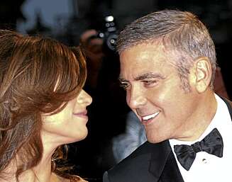 George Clooney og Elisabetta Canalis slapp hverandre ikke på premierefesten. George Clooney og Elisabetta Canalis slapp hverandre ikke på premierefesten.