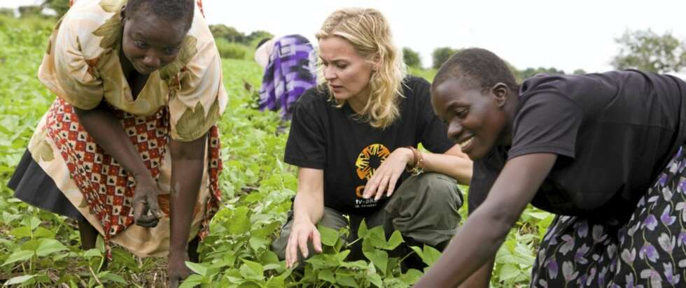 TV-AKSJONEN 2009 er til inntekt for CARE, som har startet en rekke spare- og lånegrupper i Nord-Uganda.
Line Verndal er ambassadør for Care, og er her sammen med bønder som sparer sammen, og som kan få låne penger til frø og utstyr. F.v.: Leder for spare- og låne-gruppen, Filde Auma (45), Line og Margaret Aceyo (26). TV-AKSJONEN 2009 er til inntekt for CARE, som har startet en rekke spare- og lånegrupper i Nord-Uganda.
Line Verndal er ambassadør for Care, og er her sammen med bønder som sparer sammen, og som kan få låne penger til frø og utstyr. F.v.: Leder for spare- og låne-gruppen, Filde Auma (45), Line og Margaret Aceyo (26).