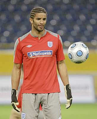 SKJEGGETE: Englands landslagskeeper David James har grodd seg et respektabelt skjegg. SKJEGGETE: Englands landslagskeeper David James har grodd seg et respektabelt skjegg.