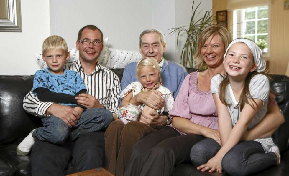 ET FANG TIL HVER: Flott å ha "grandad" på besøk , synes hele familien Bergli. Fra venstre pappa Torstein med Andreas på fanget, bestefar Ivan med Perle, og mamma Carina med Tina. ET FANG TIL HVER: Flott å ha "grandad" på besøk , synes hele familien Bergli. Fra venstre pappa Torstein med Andreas på fanget, bestefar Ivan med Perle, og mamma Carina med Tina.