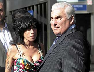 Amy Winehouse og Mitch Winehouse utenfor retten i London for et halvt år siden. Amy var ankalget for å ha lappet til en fan. Amy Winehouse og Mitch Winehouse utenfor retten i London for et halvt år siden. Amy var ankalget for å ha lappet til en fan.
