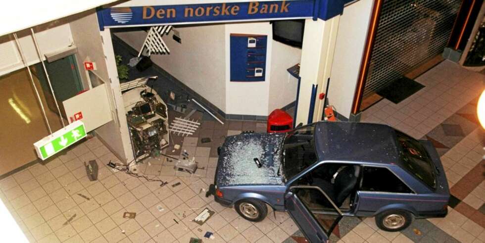 SJOKKBREKK: Petter og kompisene kjørte bil gjennom inngangen til Vinterbro-senteret og tok med seg minibanken. SJOKKBREKK: Petter og kompisene kjørte bil gjennom inngangen til Vinterbro-senteret og tok med seg minibanken.