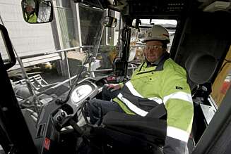 DRØMMEJOBBEN: Ingvar Espestrand jr. fører en 180 tonns Caterpillar dumper, og nyter hver eneste time. DRØMMEJOBBEN: Ingvar Espestrand jr. fører en 180 tonns Caterpillar dumper, og nyter hver eneste time.